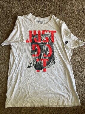 Nike Men’s White 'Just Do It' Graphic T-Shirt